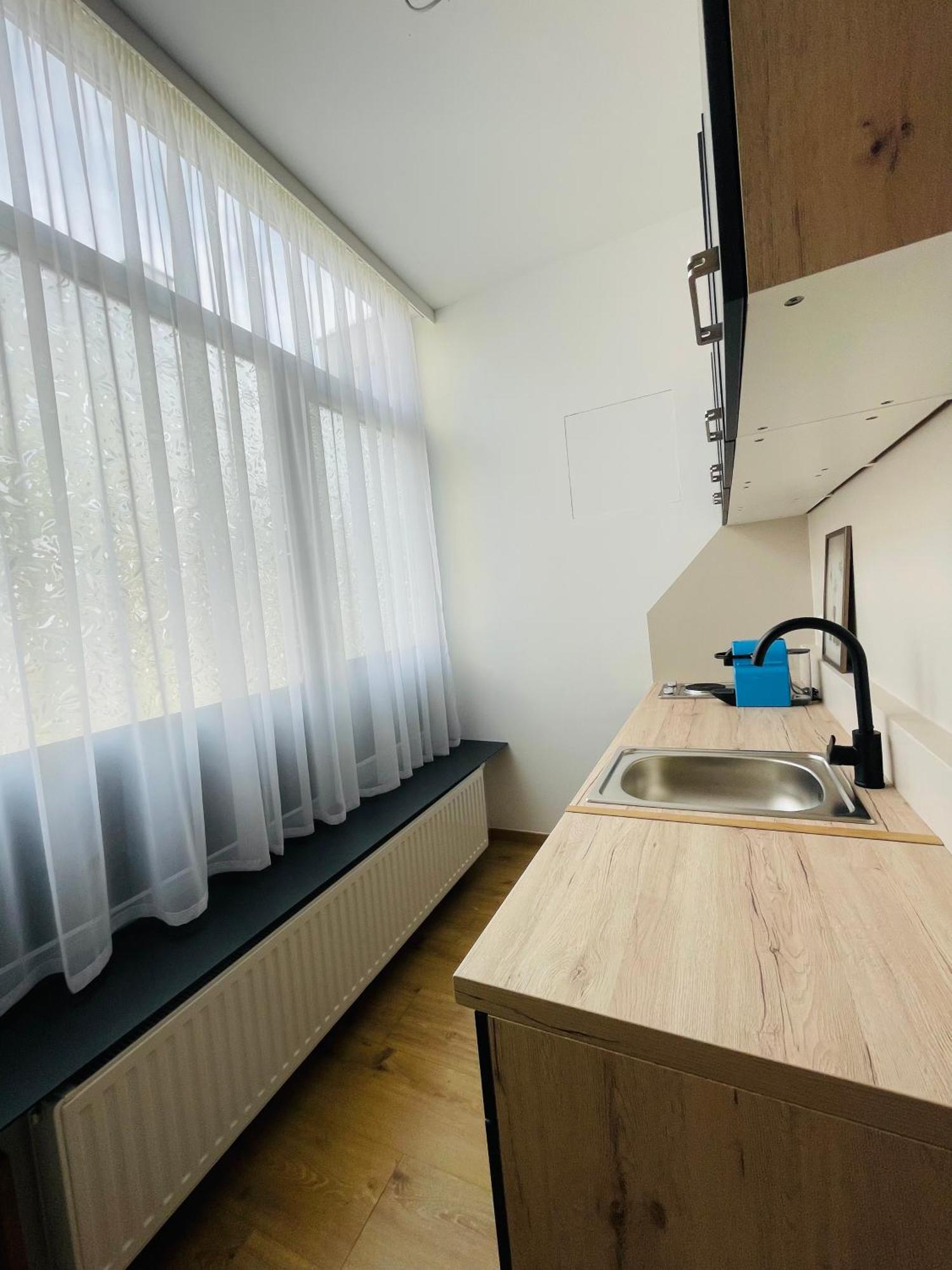 Salon Des Fleurs Linz-Landstrasse Apartment Exterior foto